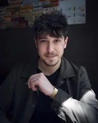 Mani, Sergi