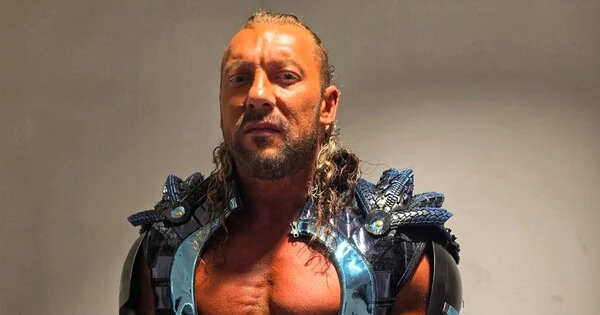 Kenny Omega canaliza a All Might en su entrada para AEW All In